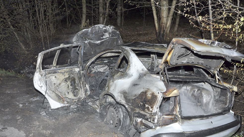 Dieser VW brannte vollständig aus. Foto: Wolters