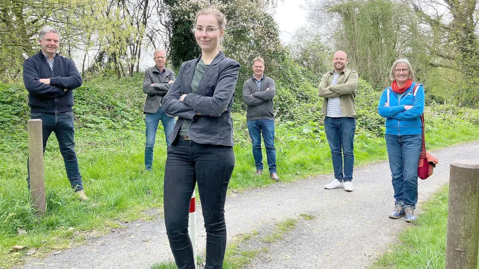 Im Zentrum der neuen Ökologische Nabu-Station Leer steht Mara Bekker (Mitte). Bei ihrer Arbeit wird sie aber nicht allein gelassen. Es unterstützen sie Michael Steven (Nabu, hinten von links), Rudolf Bleeker (Geschäftsführer des Landwirtschaftlichen Hauptvereins Ostfriesland, Kreisverband Leer), Klaus Borde (Landwirtschaftlicher Hauptverein), Tobias Heller von der Unteren Naturschutzbehörde des Landkreises und Agnes Ratering vom Nabu Rheiderland. Foto: Kierstein