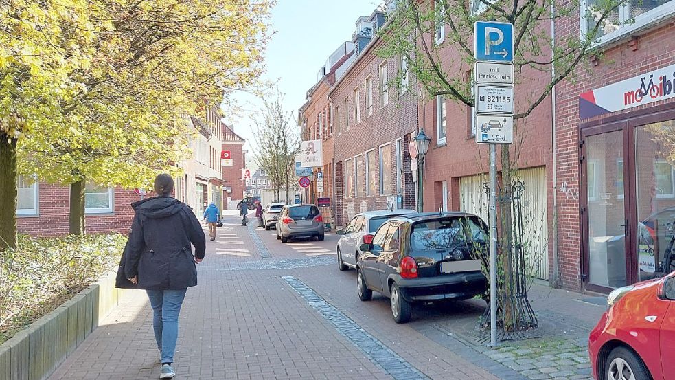 Nicht ungewöhnlich: An der Bismarckstraße parken bis vorne zur Apotheke sechs Fahrzeuge im absoluten Halteverbot, um nicht auf den kostenpflichtigen Parkplatz in direkter Nähe zu fahren.