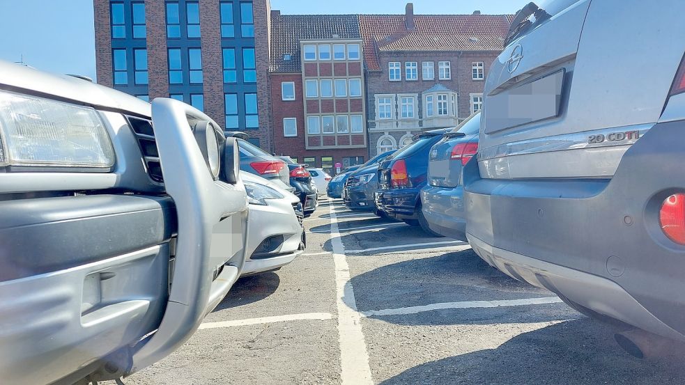 Auto an Auto: An einem Freitagvormittag ist der Parkdruck in Emden erkennbar.