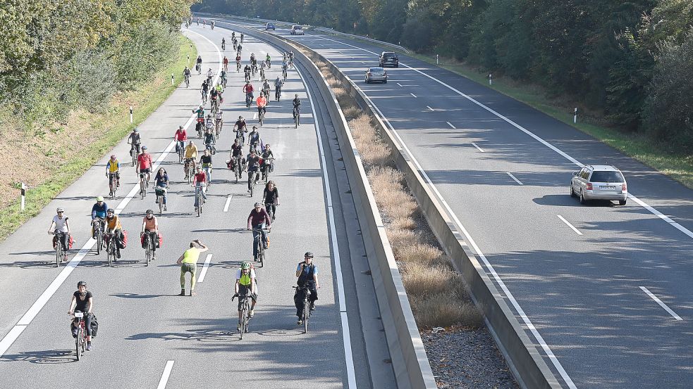 Die Teilnehmer dürfen, wie hier bei einer Veranstaltung in Hessen, die Autobahn für ihre Demo nutzen. Foto: Pförtner/dpa