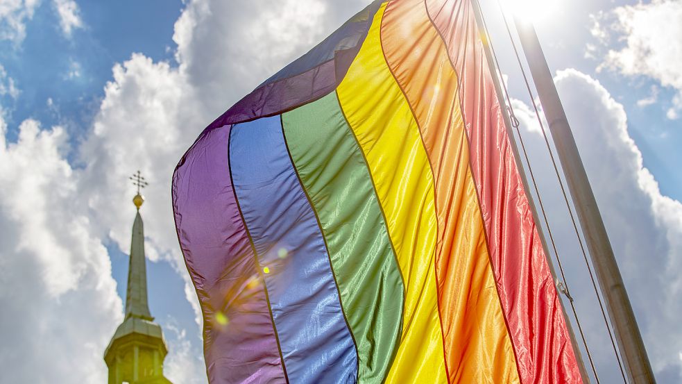 Ein Zeichen für die LGBTQI-Community ist die Regenbogenflagge. Wird sie auch in der Film- und Fernsehbranche geschwungen? Foto: Imago Images / Wolfgang Maria Weber