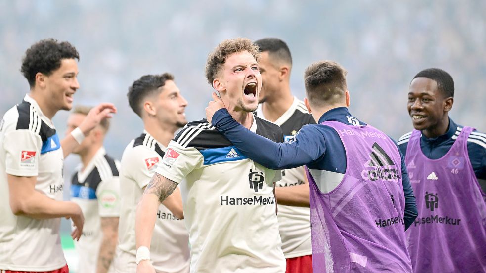 Jubelschrei: Moritz Heyer vom HSV (vorn) feiert mit seinen Teamkollegen und den Fans sein Tor zum zwischenzeitlichen 3:1. Foto: imago images/Lobeca