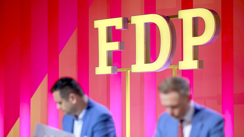 74. Ordentlicher Bundesparteitag der FDP Deutschland, Berlin am 22.04.2023: Die FDP Buchstaben in Gelb hinter Christian Foto: IMAGO/Achille Abboud