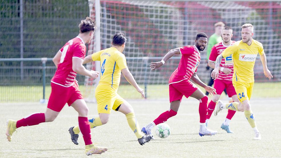 Nach 20 Minuten bei der Germania-Reserve in der A-Klasse am Samstag stand Verteidiger Gerrit Remmers (rechts) am Sonntag 90 Minuten auf dem Platz, diesmal in der Bezirksliga. Leer ließ kaum Chancen zu.Fotos: Doden/Emden