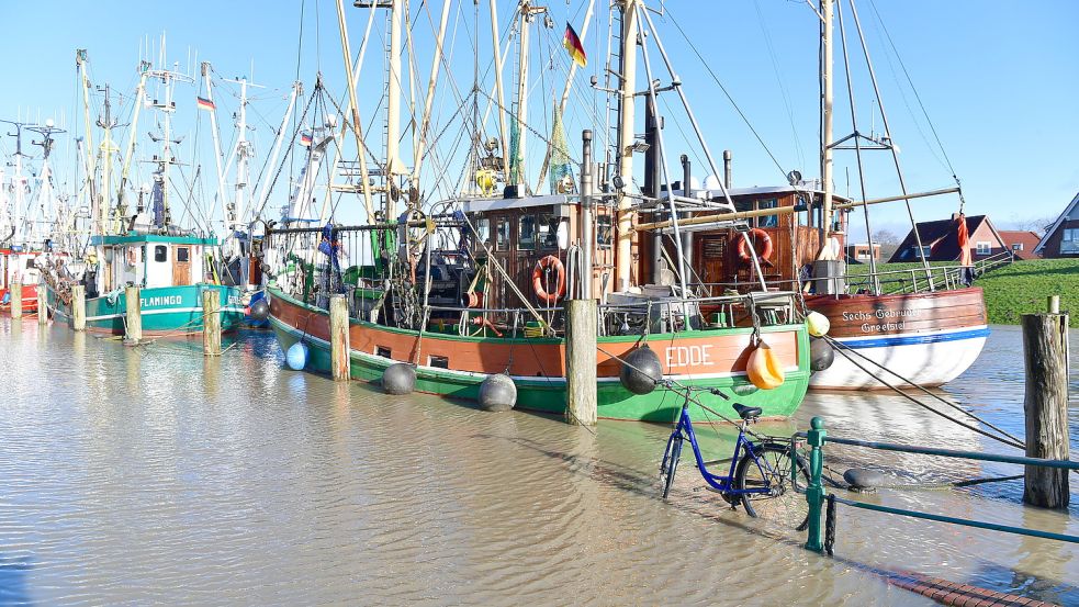Hochwasser im Hafen von Greetsiel. Foto: Archiv/Wagenaar