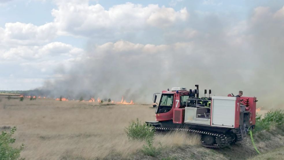 Auch Löschraupen stehen bei Pflegeeinsätzen bereit. Foto: Schlösser