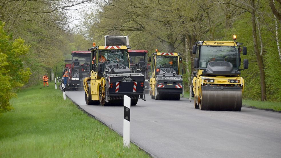 Am Montagmorgen wurde in einem Teilbereich der Bundesstraße 70 zwischen Folmhusen und Großwolde die neue Asphaltschicht aufgebracht. Foto: Ammermann