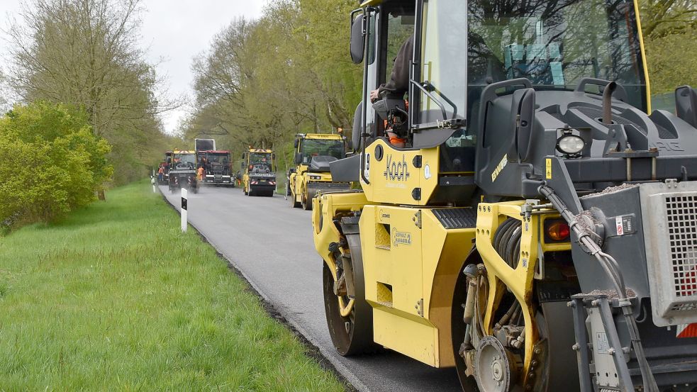 Mehrere Walzen sind auf der Bundesstraße 70 bei Ihrhove im Einsatz. Dort wird auf einem Teilstück der Fahrbahnbelag erneuert. Foto: Ammermann