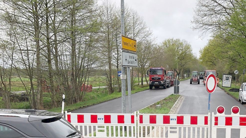 Die Fahrbahndecke des Kreisels in Folmhusen ist erneuert worden. Der Kreisverkehr, der seit Freitagmorgen voll gesperrt war, ist am Sonntagnachmittag für den Verkehr wieder freigegeben worden. Foto: Ammermann