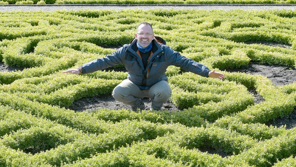 Die Eigenschaften von klassischem Buchsbaum seien unübertrefflich, findet Gartenmeister Ramon Stekler-Thiel: „So muss es doch aussehen“, sagt er begeistert. Aber leider ist dieses Grün vom Triebsterben bedroht. Foto: Ortgies