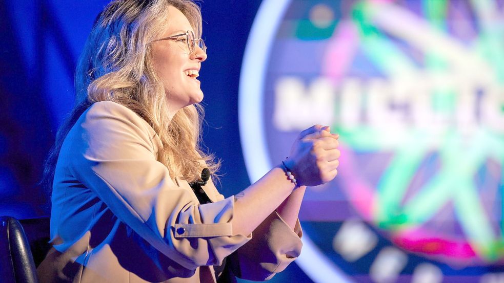 „Wer wird Millionär?“-Kandidatin Frances Schoppe-Müller wird in der RTL-Sendung mit Moderator Günther Jauch am Montagabend von ihrem Telefon-Joker im Stich gelassen. Foto: RTL/Guido Engels