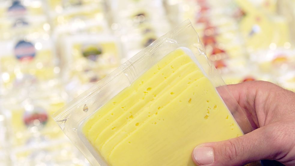 Der Käse wird in manchen Supermärkten und Discountern wieder günstiger. Foto: dpa/Marcus Brandt