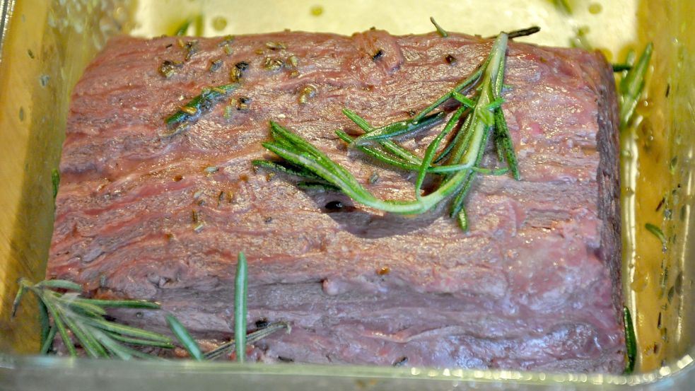 Ein Stück pflanzliches Ersatzfleisch im Rohzustand. Auch hier ist die Textur gut zu erkennen, die das New Meat von anderen veganen Produkten unterscheidet. Foto: Ullrich