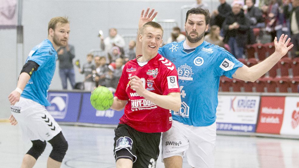 Henning Stoehr (Mitte) ist Leistungsträger im Verbandsliga-Team und unterschrieb nun einen Vertrag in der ersten Mannschaft. Archivfoto: Doden/Emden