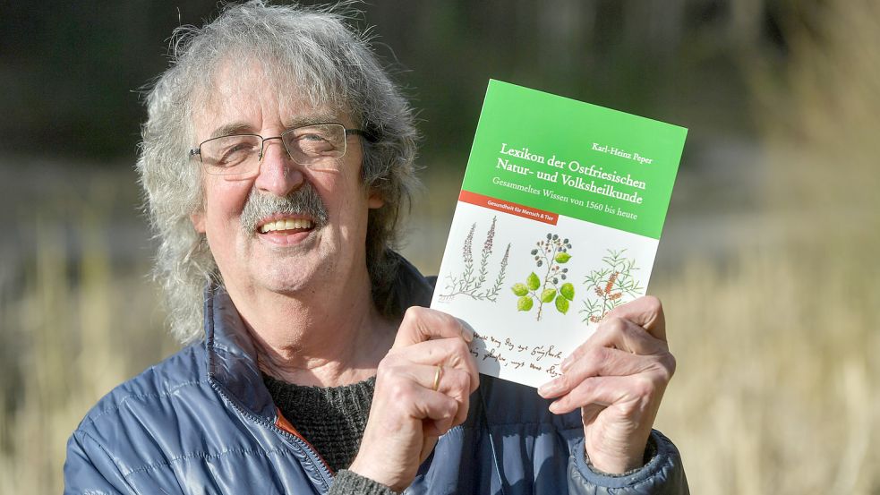 Karl-Heinz Peper kennt sich mit Heilpflanzen aus. Dieses Wissen möchte er weiterhin mit Teilnehmern seiner Führungen teilen. Foto: Ortgies