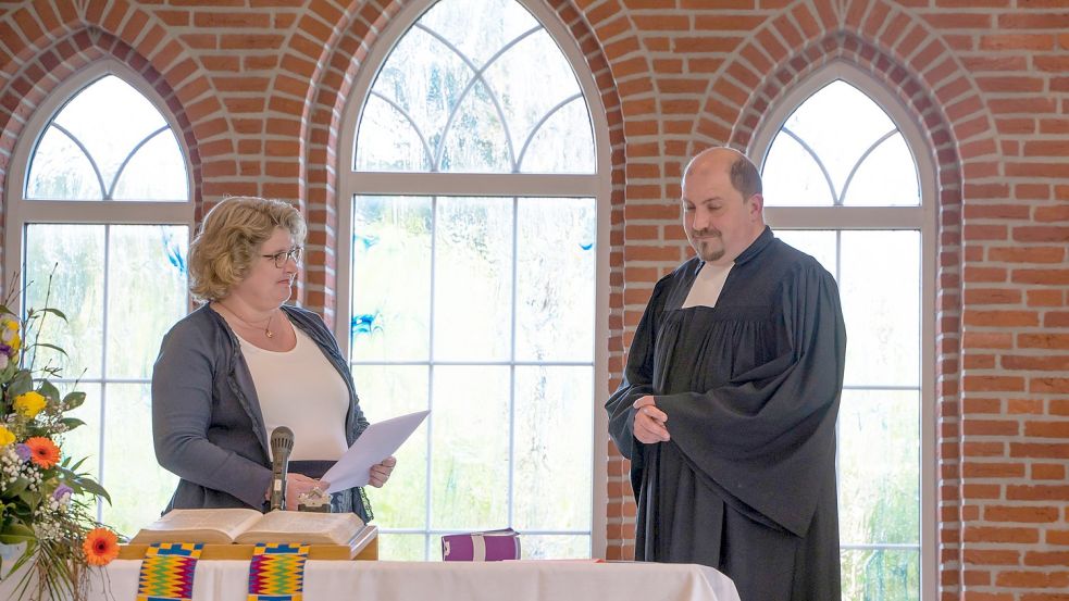 Die Kirchenratsvorsitzende Silke Rath hat sich im Namen der Gemeinde von Pastor Matthias Lefers verabschiedet. Foto: Hans-Jürgen Uken-Lemke