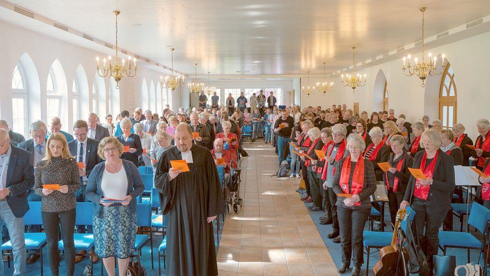 Zur Verabschiedung von Pastor Matthias Lefers (vorne, Vierter von links) war die Kirche voll besetzt. Foto: Hans-Jürgen Uken-Lemke