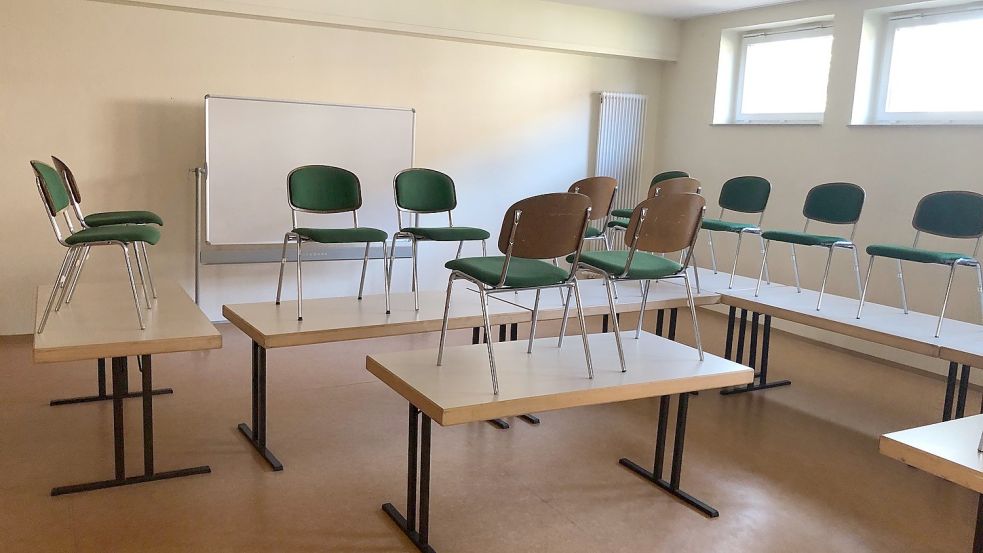 Da die Schülerzahl in Völlenerfehn im folgenden Schuljahr steigen wird, werden die aktuellen Klassenräume nicht mehr ausreichen. Deshalb soll der Bühnenraum (Foto) des Schulfestsaals zu einem Klassenraum umgebaut werden. Foto: Ammermann