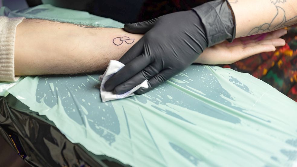 Ein Kreis und zwei Halbkreise auf der Haut: Wer sich dieses Tattoo-Motiv stechen lässt, zeigt anderen, dass er seine Organe spenden möchte. Foto: „Junge Helden“/Dirk Laessig