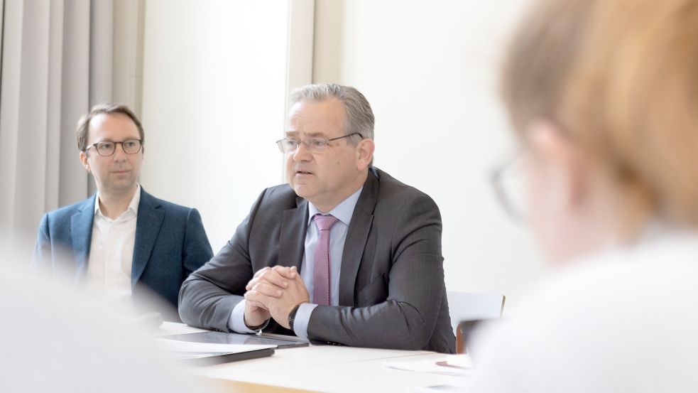 Über den aktuellen Stand des sogenannten „diözesanen Schutzprozesses gegen sexualisierte Gewalt und geistlichen Missbrauch“ im Bistum Osnabrück informierte neben anderen Thomas Veen, Sprecher der Monitoringgruppe (rechts). Daneben: Kai Mennigmann, Sprecher des Bistums Osnabrück Foto: André Havergo