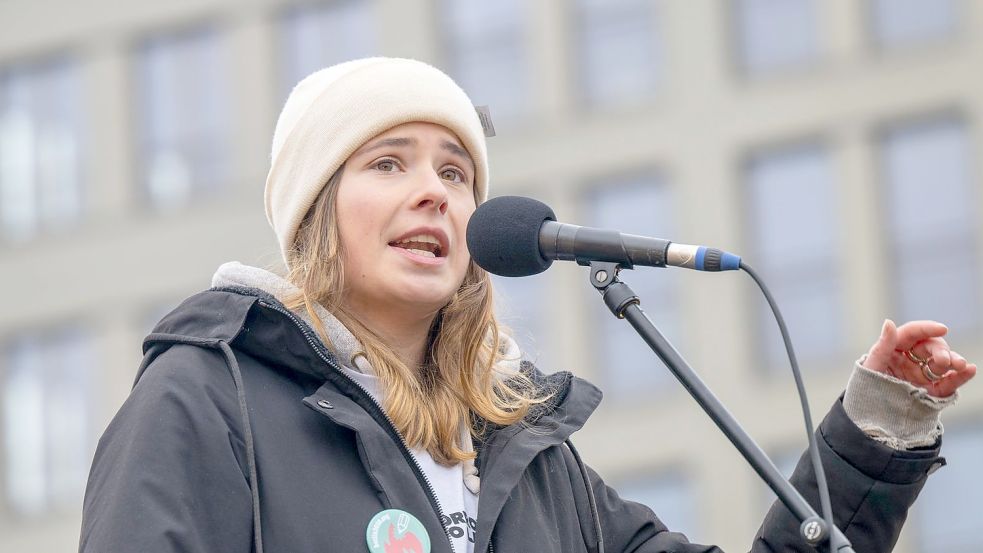 Luisa Neubauer geht in ihrem Essay vor allem mit einer Partei hart ins Gericht: den Grünen. Foto: Monika Skolimowska/dpa
