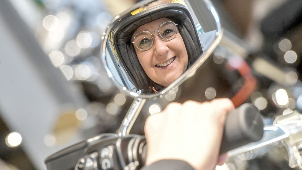 Anfang April beginnt traditionell die Motorradsaison. Hannelore Schmidt vom Bike-Shop Börjes in Augustfehn steht Kunden und immer mehr Kundinnen mit Beratung zur Seite. Foto: Ortgies