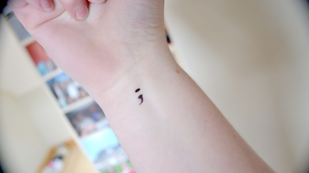 Das Semikolon-Tattoo ist mittlerweile ein bekanntes Motiv. Aber wofür steht es? Foto: dpa/Kate Elizabeth