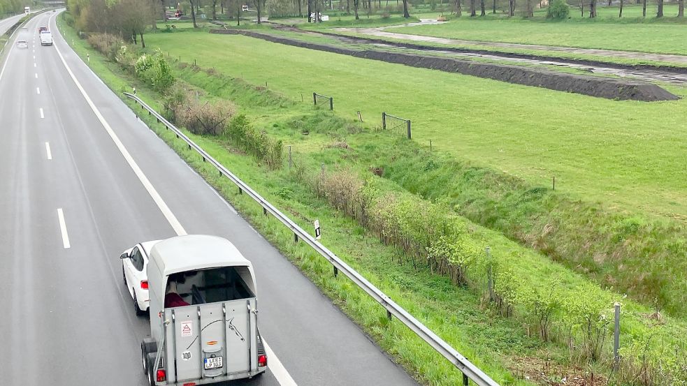 Direkt an der Autobahn kann man schon die ersten Spuren der Bauarbeiten sehen. Foto: Kierstein