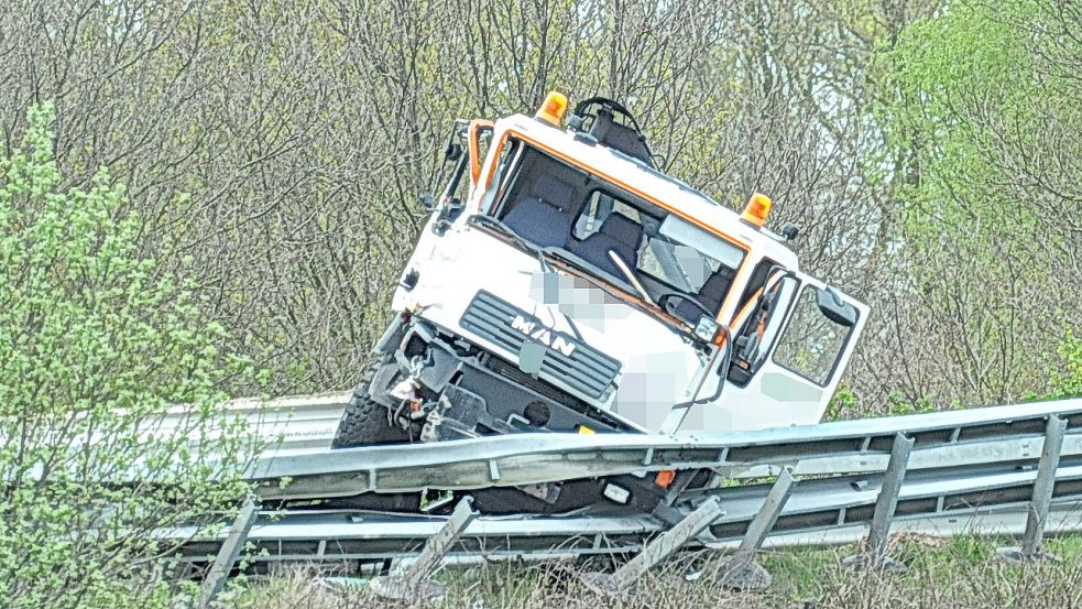 Der Lastwagen blieb auf der Leitplanke liegen Foto: Wolters