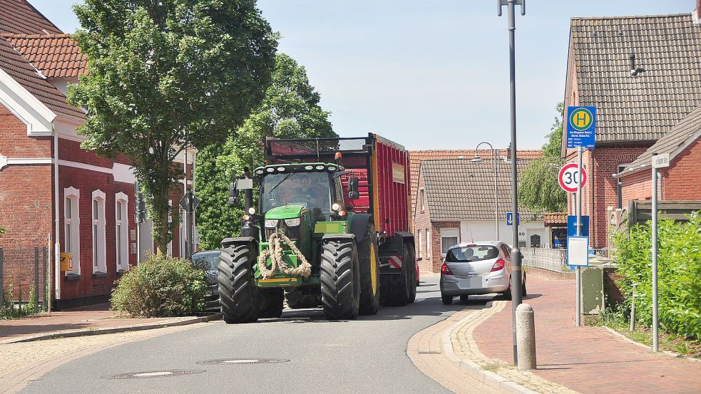 Derzeit sind viele Landmaschinen unterwegs. Foto: Wolters/Archiv