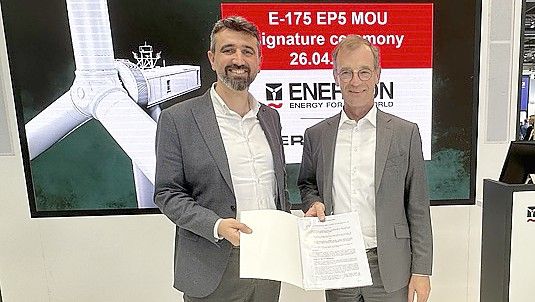 Enercon-Vorstandschef Dr. Jürgen Zeschky (rechts) mit İhsan Erbil Bayçöl, Chef von Enerjisa Üretim, posierten gemeinsam, nachdem sie die Vereinbarung unterzeichnet hatten. Foto: Enercon