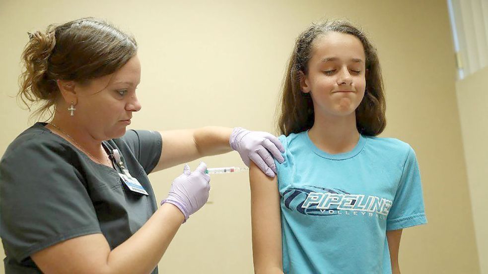 Ein Mädchen bekommt hier den HPV-Impfstoff gespritzt. Foto: Imago Images / ZUMA Wire