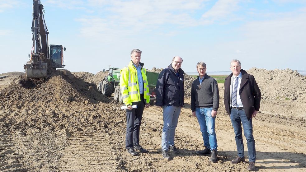 Thomas Schoneboom vom NLWKN (von links), Umweltminister Christian Meyer, Oberdeichrichter Gerd-Udo Heikens und NLWKN-Geschäftsbereichsleiter Rainer Carstens auf der Deichbaustelle in Hamswehrum. Foto: Weiden