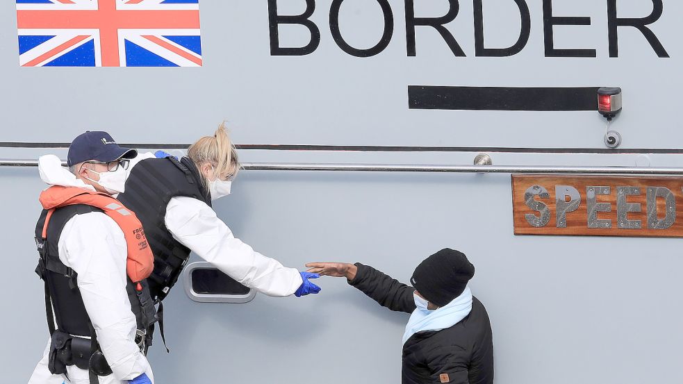 Geflüchtete, die mit kleinen Booten über den Ärmelkanal nach Großbritannien kommen, sollen mit dem neuen Gesetz künftig schneller abgeschoben werden. Foto: dpa/PA Wire/Gareth Fuller