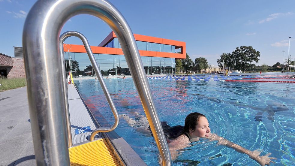 Auf das Schwimmen im Freibad wird man in Aurich noch bis zum 22. Mai warten müssen. Foto: Archiv