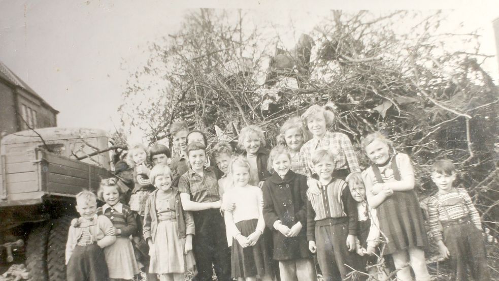 Dieses Bild stammt aus den 1950er Jahren und zeigt eine Gruppe von Kindern und Jugendlichen aus dem Stadtteil Groß Faldern. Der gebürtige Emder Ebbel Sluiter (4. von rechts) hat es dieser Zeitung zur Verfügung gestellt. Foto: Privat