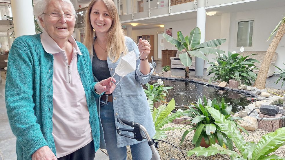 Für Gretchen Begemann (92) war die Pandemiezeit schwierig. Weil sie schwerhörig ist, war die Kommunikation mit Pflegedienstleiterin Miriam Robbe und ihren Kolleginnen nicht immer einfach. Foto: Gettkowski