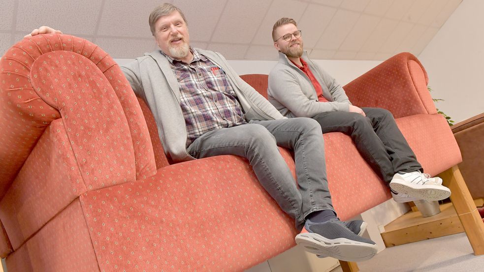 Manfred Hicken (links) mit Sohn Eike auf einem Riesen-Ostfriesensofa, das als Hingucker für Aufsehen sorgte. Foto: Archiv/Ortgies