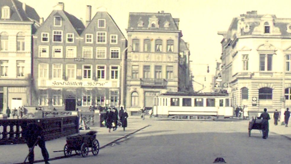 Die Emder Straßenbahn im Stadtzentrum. Von dort fuhr sie in den Außenhafen und zurück. Foto: Sammlung Dietrich Janßen