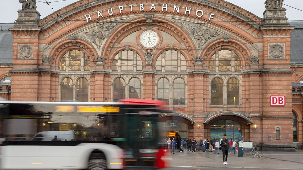 Am 1. Mai kann auch in Bremen das 49-Euro-Ticket genutzt werden. Foto: dpa/Mohssen Assanimoghaddam