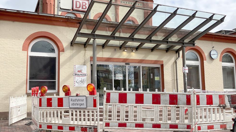 Vor Kurzem war der Haupteingang des Bahnhofs für Arbeiten abgesperrt. Foto: Kierstein/Archiv