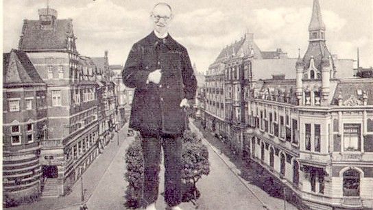 Mit bloßen Füßen in Emden: Das Original Siegfried verdiente sich seinen Lebensunterhalt unter anderem mit kuriosen Postkarten. Foto: Archiv
