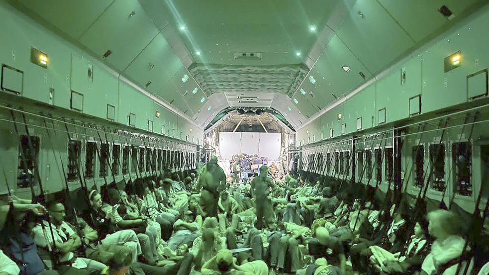 Blick in einen Evakuierungsflieger der spanischen Luftwaffe. Tausende Menschen sind vor dem Bürgerkrieg im Sudan in Sicherheit gebracht worden. Doch der Konflikt wird Europa wieder einholen. Foto: Spanish Defence Ministry/AP