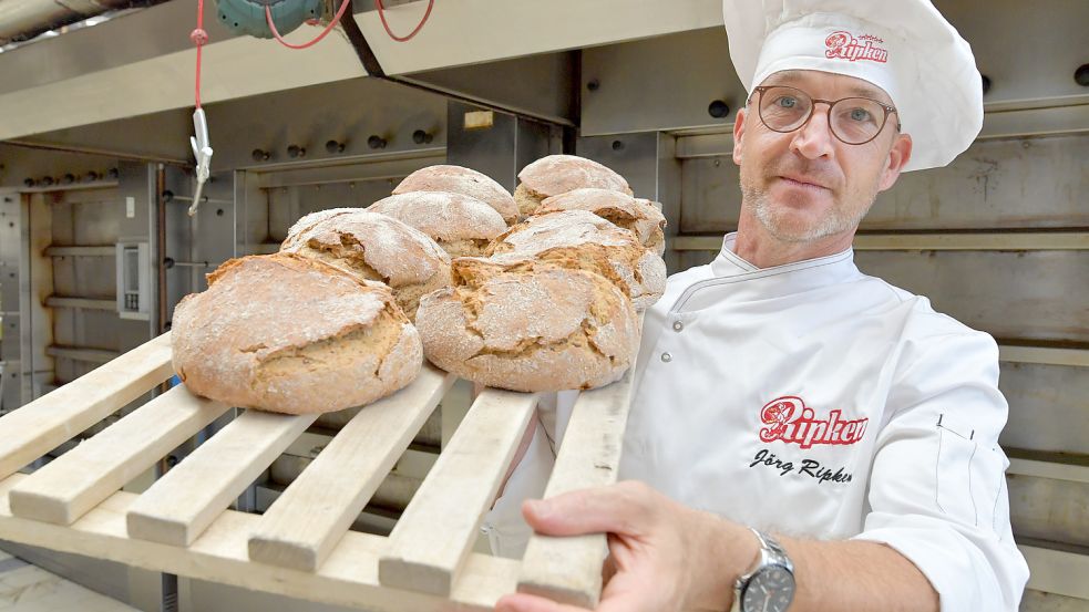 „Uns haben die Preissteigerungen schon mit voller Härte erwischt“, sagt Bäckermeister Jörg Ripken. Foto: Ortgies/Archiv