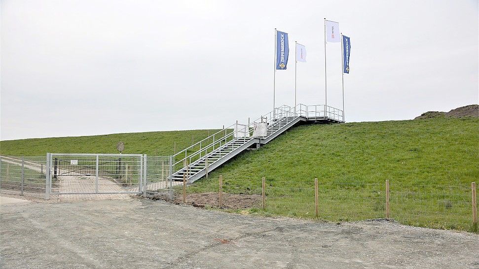 In der Nähe der Baustelle für die neue Friesenbrücke bei Hilkenborg führt eine Brücke den Deich hoch zu einer neuen Aussichtsplattform. Foto: Deutsche Bahn