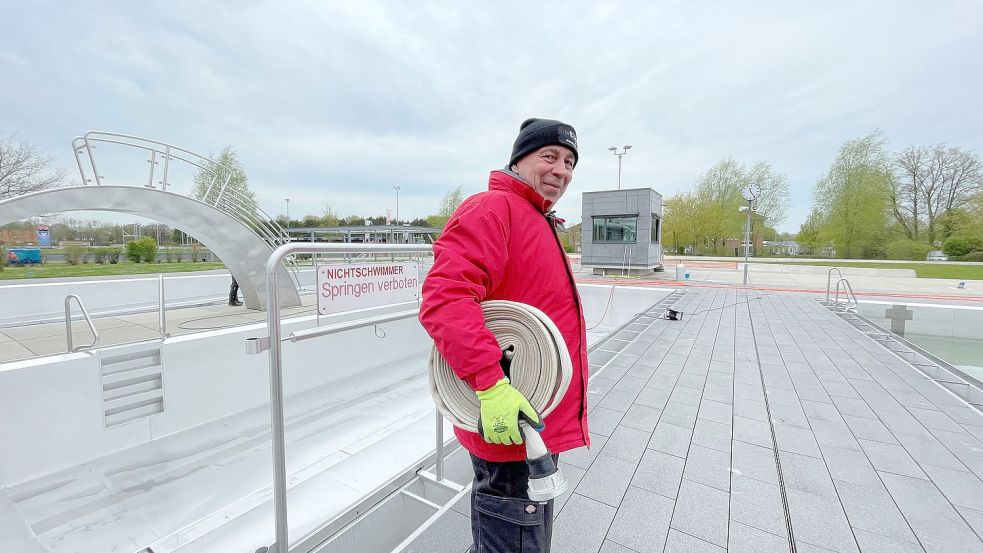 Manfred Schinner hat Routine beim Reinigen des Bads. Fotos: Boschbach