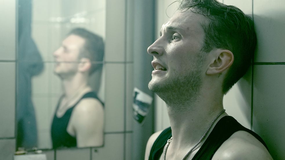 Messerstecher Mike Majewski (Nils Hohenhövel) ist sichtlich im Ausnahmezustand. Aber was ist sein Motiv? Foto: WDR/Ester.Reglin.Film/Martin Rottenkolber
