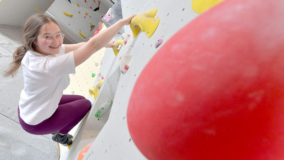 Volontärin Denise Cordes testet ihr Können in der Kluntje-Boulderhalle Aurich. Foto: Ortgies