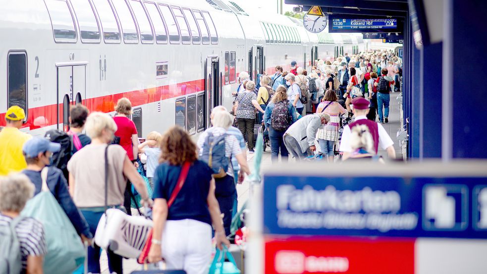Zahlreiche Touristen gehen über den Bahnsteig Norddeich-Mole, um in einen IC der Deutschen Bahn (DB) einzusteigen. Hier gilt ab Montag das Deutschlandticket. Foto: DPA